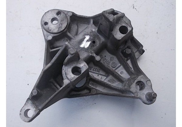 Кронштейн подушки двигуна правий Renault Clio II, Kangoo 1.5 DCi, 8200101849 *